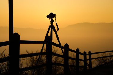 Kamera ile tripod silüeti
