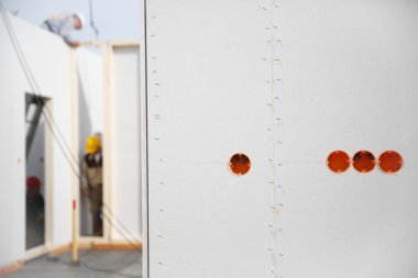 Arka planda arkadaşlarınızla bir Pano içinde elektrik yuva