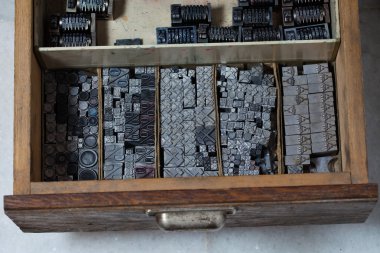 Metal baskı basın sembolleri