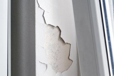 Çatlama ve beton duvar peeling