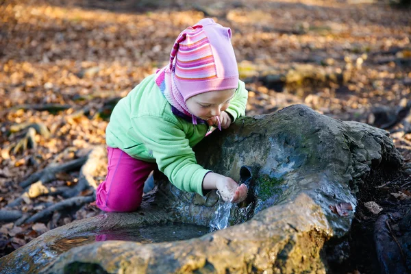 Dorst meisje drinken bronwater — Stockfoto