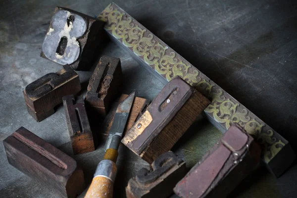 Staré dřevěné tiskařském stroji dopisy — Stock fotografie