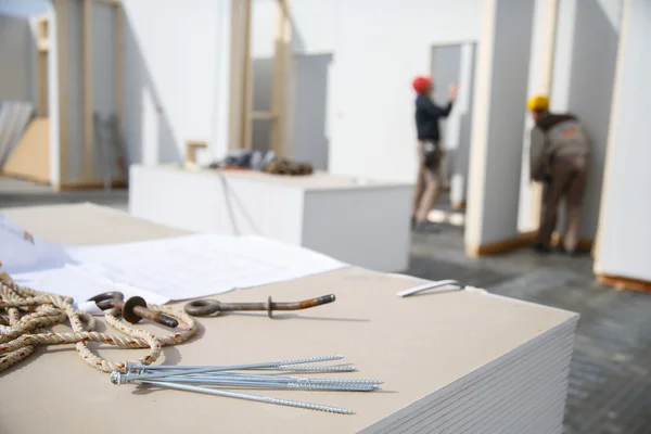 Piano edilizio e lavoratori sullo sfondo — Foto Stock