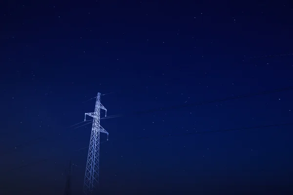 Pilón bajo el cielo estrellado —  Fotos de Stock