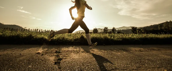 Donna in forma che corre veloce — Foto Stock