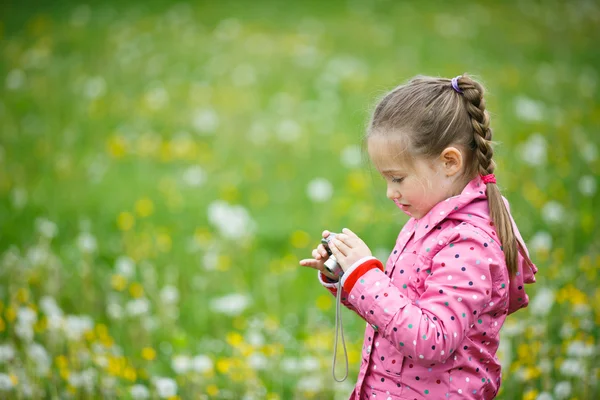 Liten flicka fotografering med sin kamera — Stockfoto