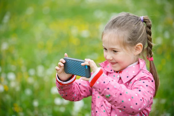Kleines Mädchen fotografiert mit dem Smartphone — Stockfoto