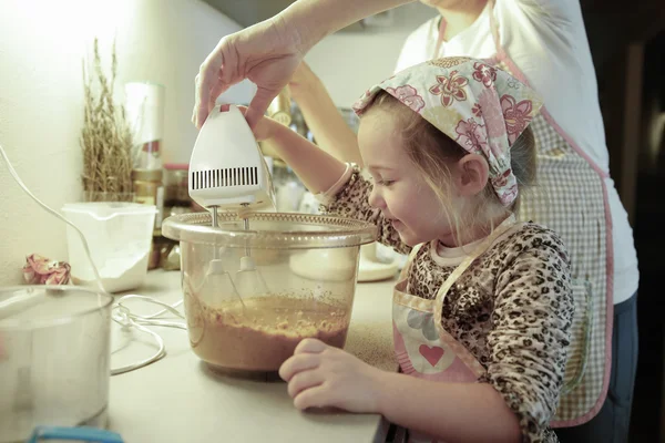 Madre e hija preparando masa en la cocina —  Fotos de Stock