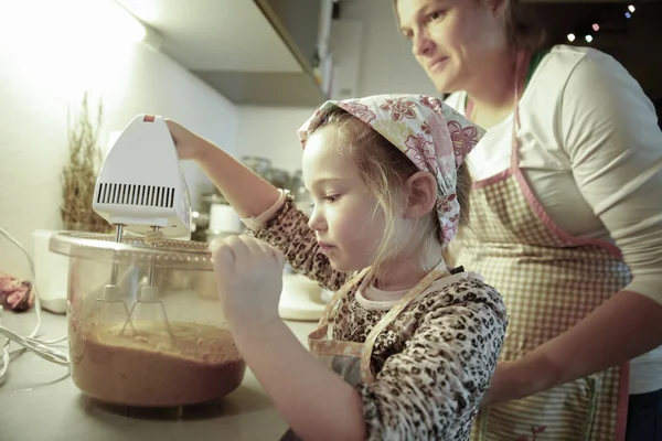 Madre e hija preparando masa en la cocina —  Fotos de Stock