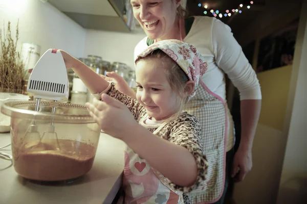 Κοριτσάκι ανάμειξη ζύμη για τα γενέθλια τούρτα — Φωτογραφία Αρχείου