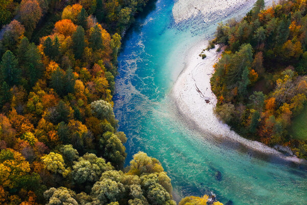 Бирюзовая река, блуждающая по лесному ландшафту
 