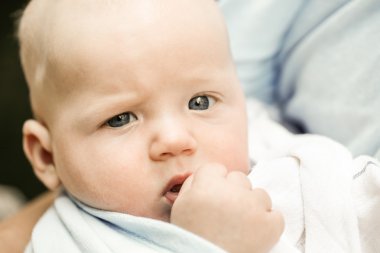 diş çıkarma acı içinde benzersiz mavi gözlü bebek çocuk portresi
