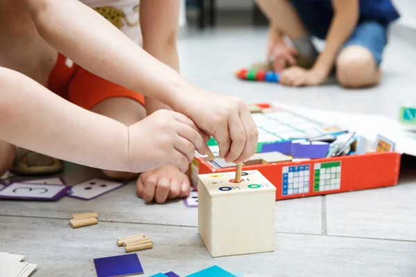 Kinder spielen mit selbstgebasteltem Lernspielzeug — Stockfoto