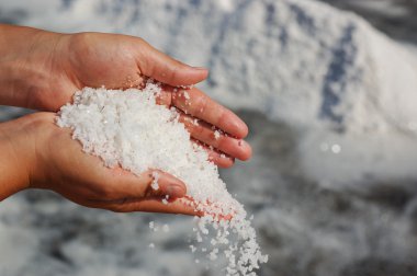 Eller tuz yığınları içinde belgili tanımlık geçmiş ile dolu