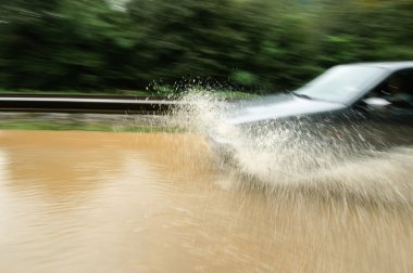 Sular altında yol sürüş 