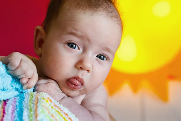 Bebê espreitando para sua mãe — Fotografia de Stock