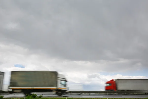 Camiones pesados borrosos en la carretera — Foto de Stock