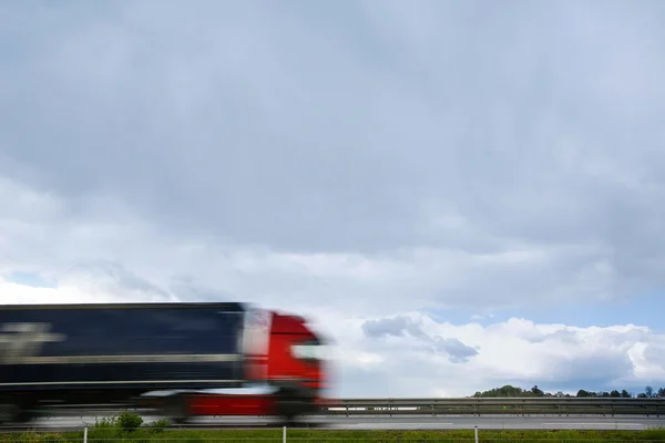 Camión pesado borroso en la carretera — Foto de Stock