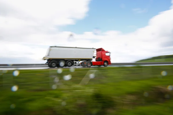 高速道路で大型トラック — ストック写真