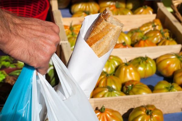 Uomo che compra cibo sul mercato locale — Foto Stock