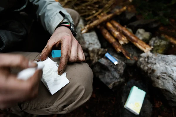 Man lighting an emergency fire — Stock Photo, Image