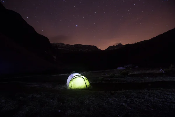 Tent standing on a mountain pasture under starry sky — Φωτογραφία Αρχείου