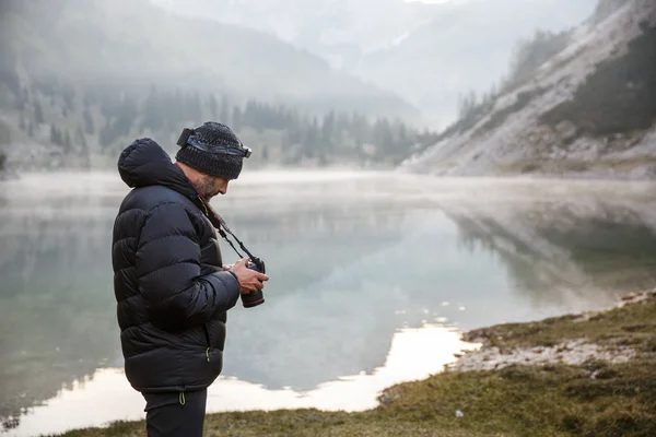 Fotograf care deține o cameră foto, verificarea fotografiilor — Fotografie, imagine de stoc