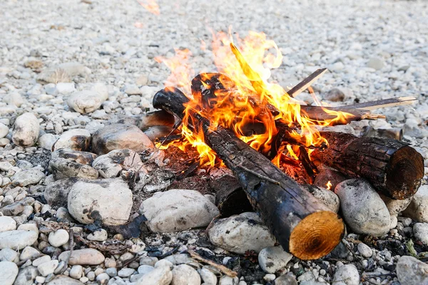 Falò autocostruito sulla riva del fiume di montagna — Foto Stock