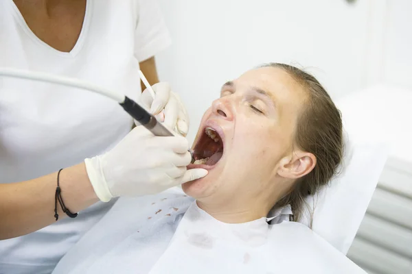 Femme au cabinet des dentistes — Photo