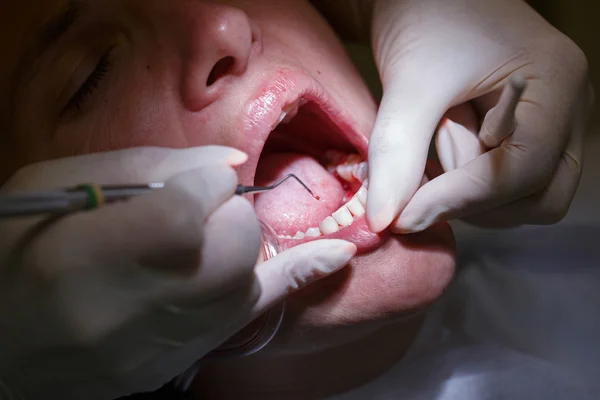 Mujer en consultorio de dentistas — Foto de Stock