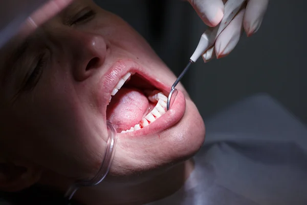 Žena v kanceláři zubařů — Stock fotografie