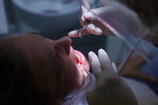 Mujer en consultorio de dentistas — Foto de Stock