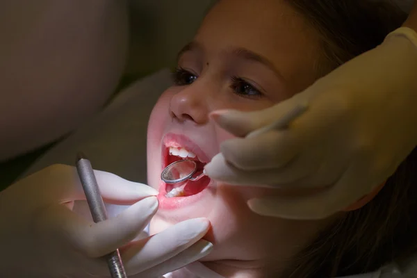 Niña en el consultorio de dentistas pediátricos — Foto de Stock