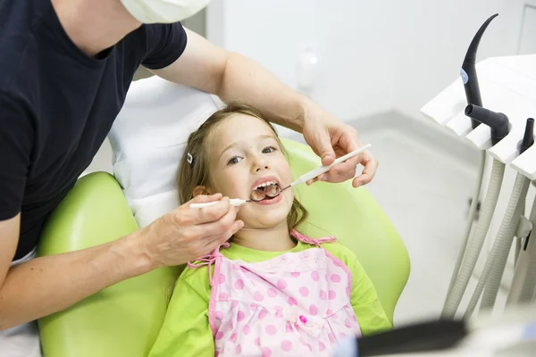 Liten flicka sitter på dental stol — Stockfoto