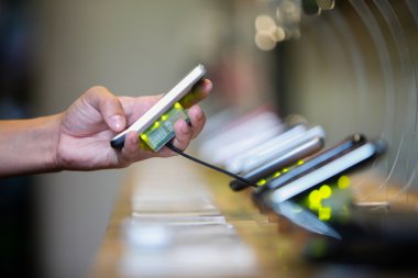 Bir akıllı telefon alarak 