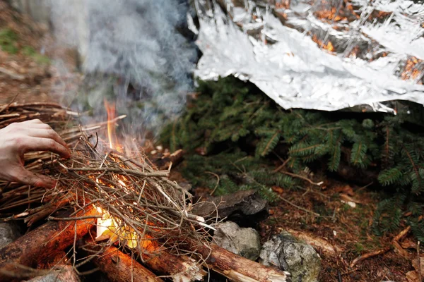 Man lighting an emergency fire — Stock Photo, Image