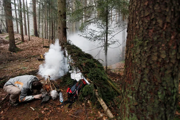 Man belysning en akut eld — Stockfoto