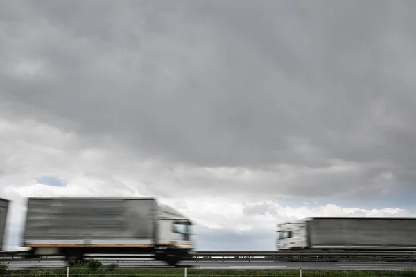 Camiones pesados borrosos en la carretera — Foto de Stock