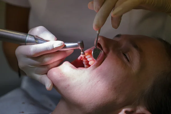 Paciente en el consultorio de higienistas dentales — Foto de Stock