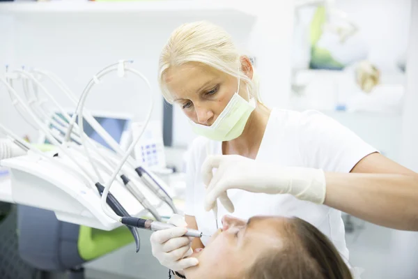 Patiënt en haar tandarts, doen een regelmatige checkup — Stockfoto