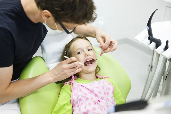 Kinderpatientin bei ihrer regelmäßigen Zahnuntersuchung — Stockfoto