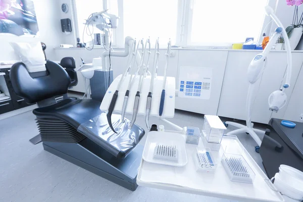 Cadeira de dentista com ferramentas e brocas — Fotografia de Stock