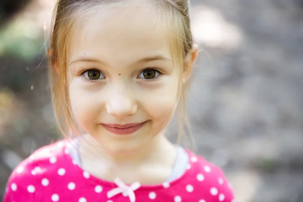 Lilla tjejen njuter av en vandring genom skogen — Stockfoto