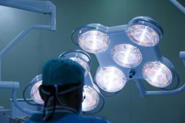 Işıklar içinde belgili tanımlık geçmiş işletim sistemi çalıştıran bir cerrah silüeti