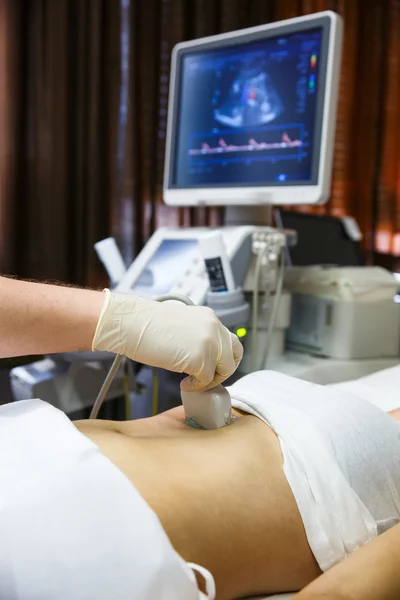 Médico fazendo um ultra-som em um abdômen paciente — Fotografia de Stock