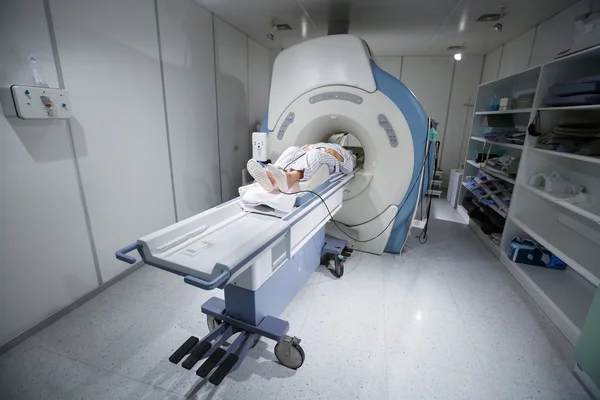 Scanner MR in ospedale, con la scansione del paziente — Foto Stock