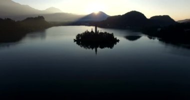 Gölün güzel Alp Bled, Slovenya, gündoğumu, yukarıdan ortada bir kilise ile pastoral bir ada ile dağları arasında hava atış.