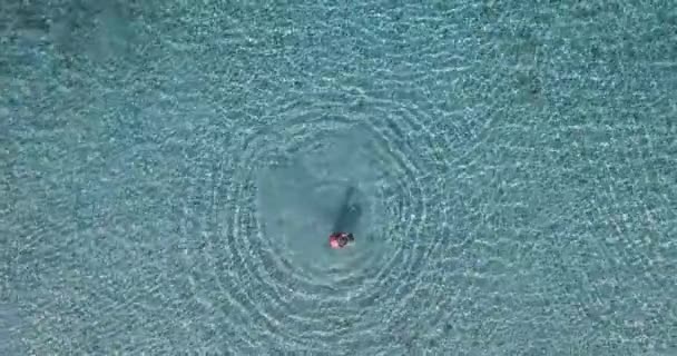 Aerial shot of swimmers in exotic turquoise sea waters, mother and daughter having fun on summer vacation. — Stock Video