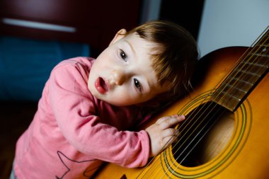 Müzik için bir gitar ses küçük yürümeye başlayan çocuk