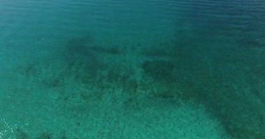 Hava temiz, parlak turkuaz deniz suları görüntülerini